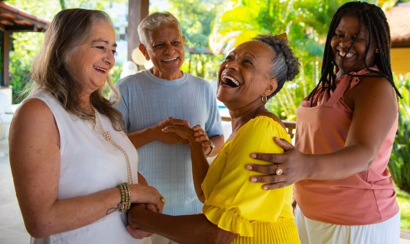 Pessoas Idosas sorrindo e celebrando a vida
