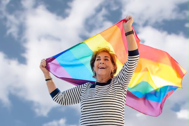 Pessoa Idosa celebrando com bandeira LGBTQIA+