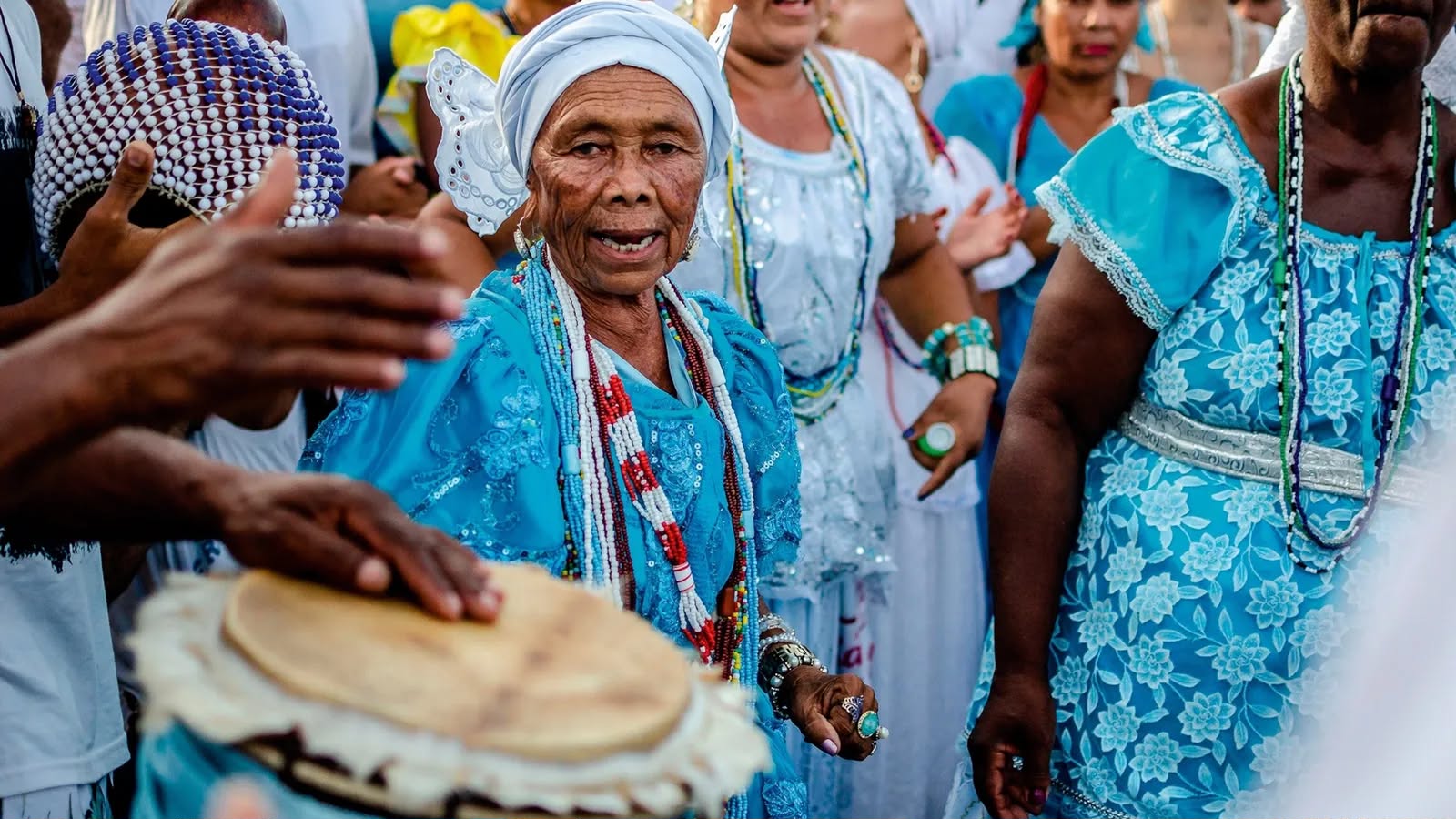 Pessoa Idosa de matriz africana em celebração cultural